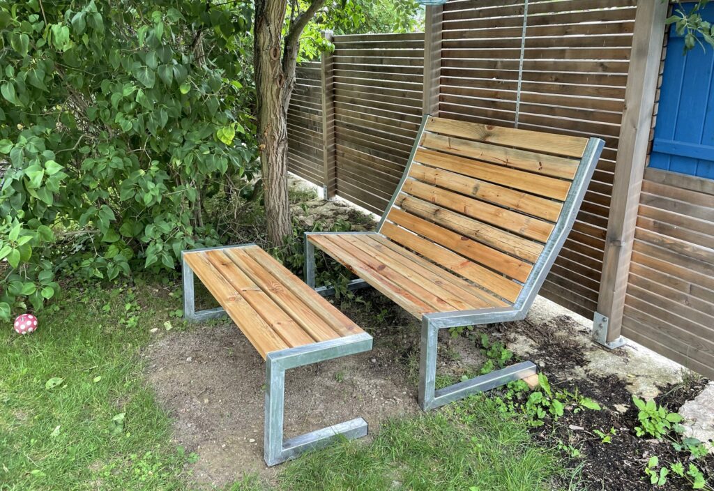 Garten-Lounger als Hochlehner-Doppelsitz mit Fußbank